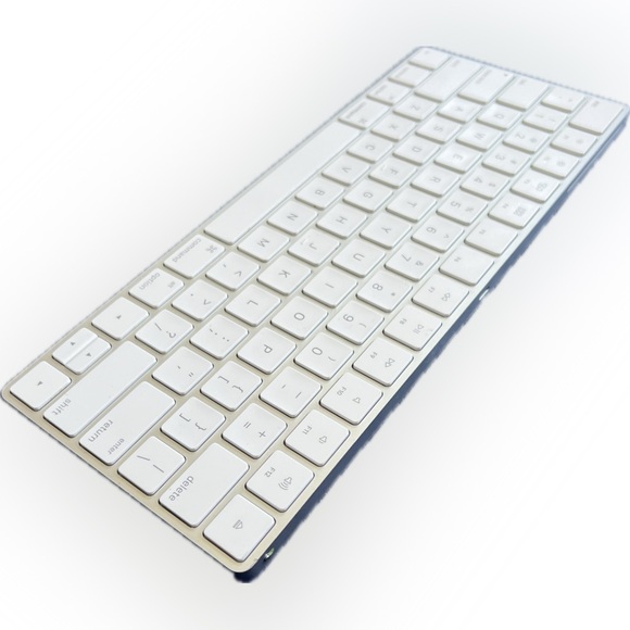 White Apple Magic Keyboard - Picture 4 of 4